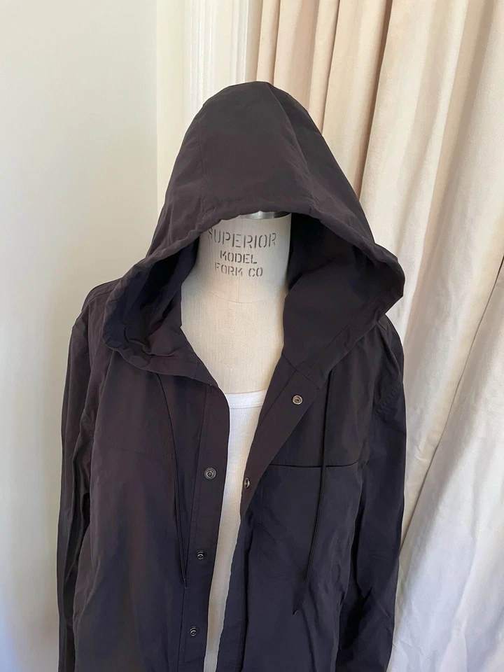 Vince. Chaqueta cortavientos negra con capucha cremallera cierre a presión grapa mediana Foto 2 de 4