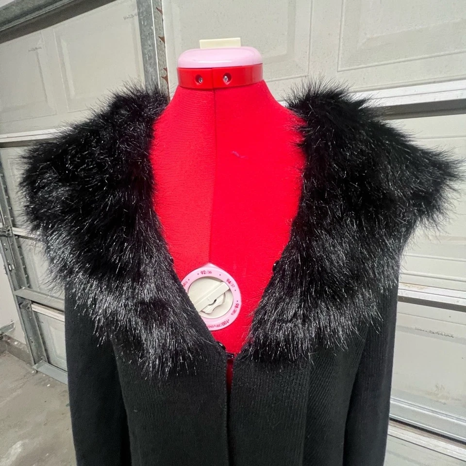 Cárdigan plumero tejido negro con cuello de piel sintética abrigo delantero abierto Foto 4 de 4