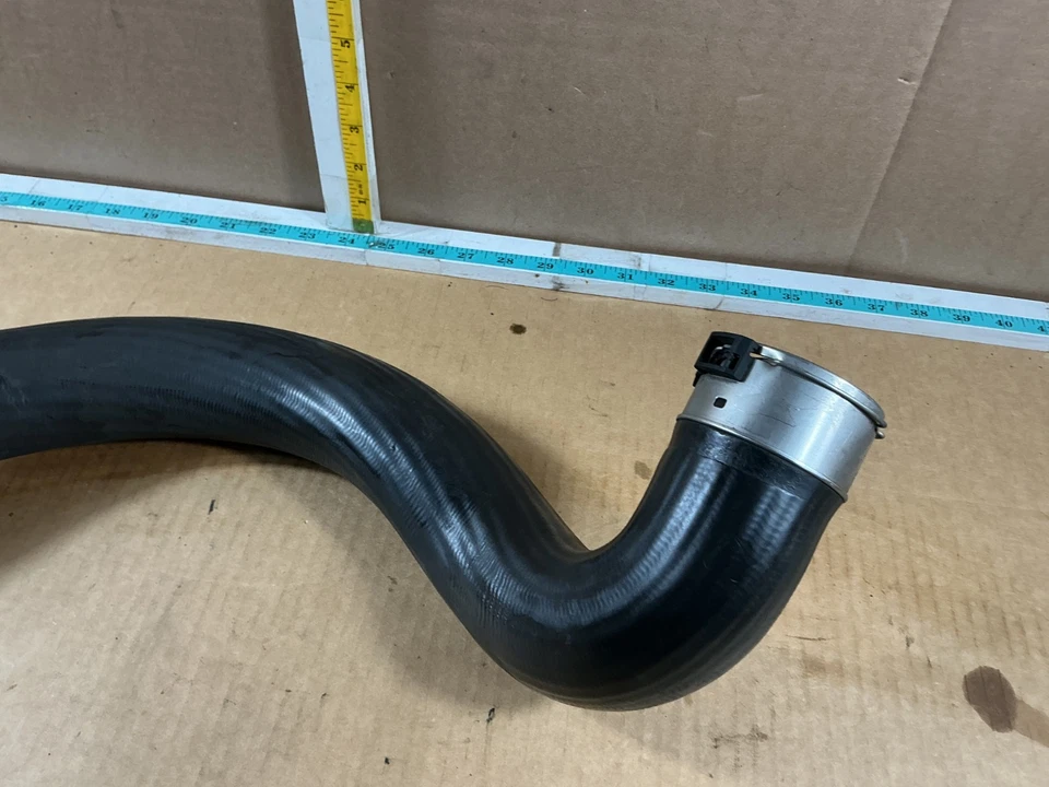 Mangueira intercooler lateral direita 2010-2014 Mercedes-Benz C250 W204 A2045282682 fabricante de equipamento original - Imagem 4 de 4