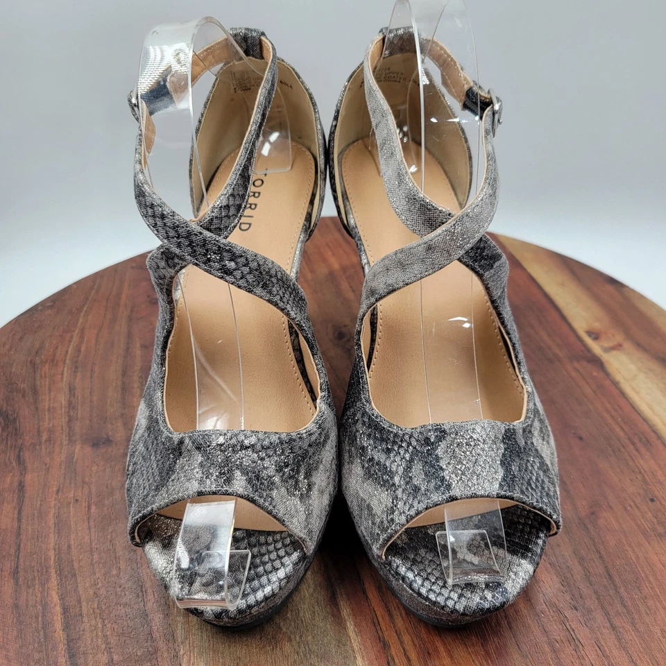 Zapatos de tacón de plataforma tórrida para mujer 8,5 WW ancho gris plata serpiente tiras aguja Foto 3 de 4