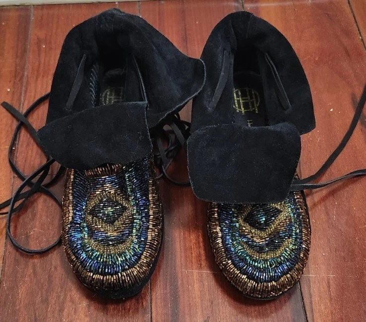 House of Harlow 1960 Botas Mocasín de Gamuza con Cuentas con Cordones Negro Dorado Boho Festiva Foto 4 de 4