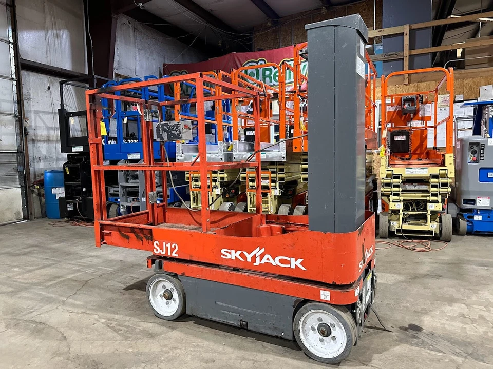 2017 SKYJACK SJ12 COMPACT PERSONNEL DRIVEABLE MANLIFT VERTICAL MAST SKYJACK LIFT - Image 2 of 4
