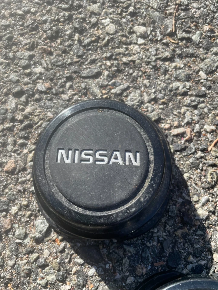 Tapacubos centrales negros Nissan Sentra 1982 a 1985 de fábrica Foto 3 de 4