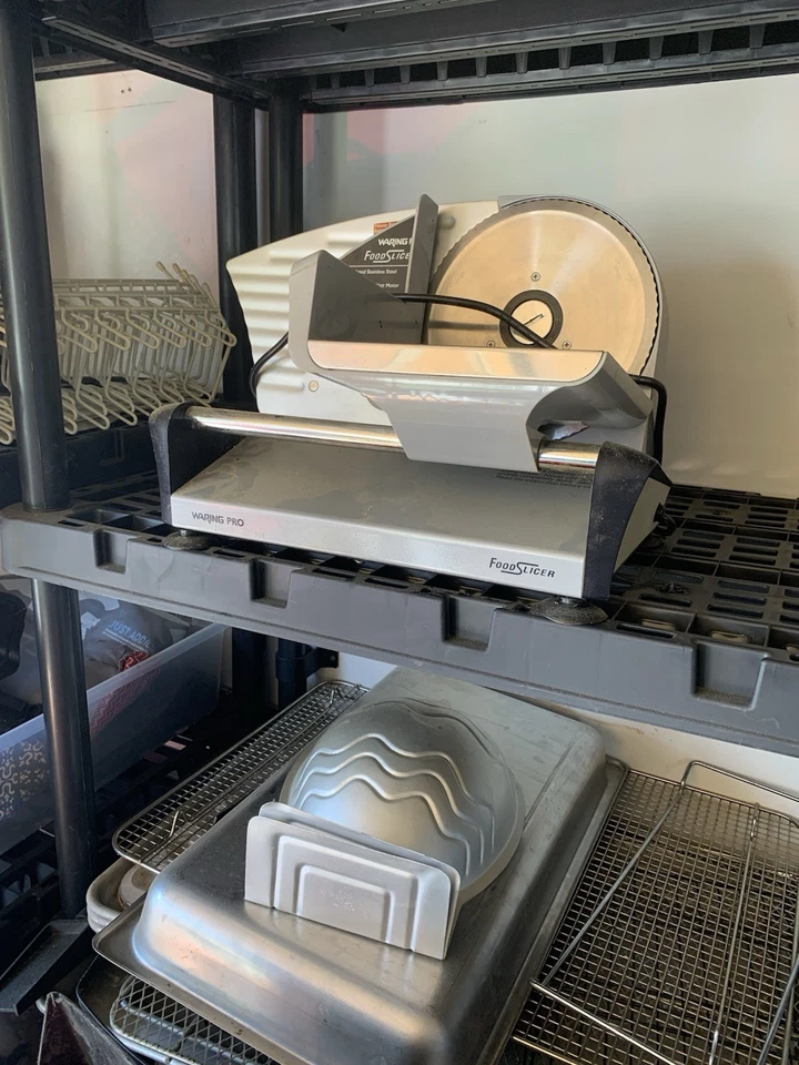Cortadora de alimentos profesional Waring Pro, acero inoxidable ligeramente usada funcionando Foto 2 de 3