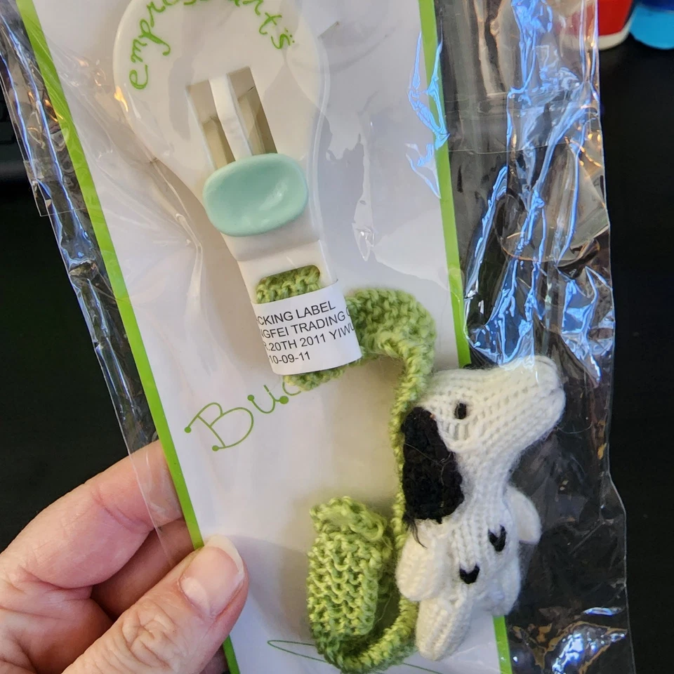 Clip chupete ganchillo a mano soporte binky bebé cachorro perro tejido negro blanco Foto 4 de 4