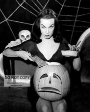 MAILA NURMI a.k.a. "VAMPIRA" ACTRESS & TV PERSONALITY - 8X10 PHOTO (FB-274)