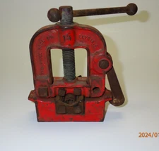 VINTAGE SMALL RIDGID BY 1-1/4 YOKE STYLE PIPE VISE