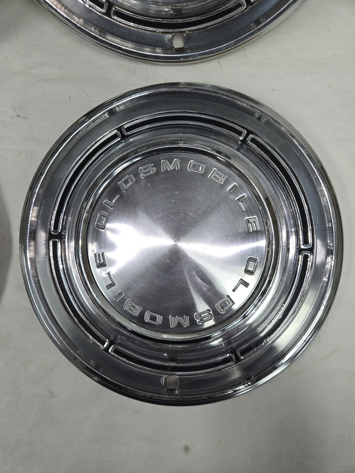 Oldsmobile Cutlass F85 1968 tapacubos de acero inoxidable de 14 pulgadas OEM GM Foto 2 de 4