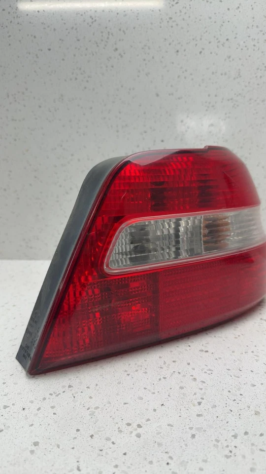 2000-2004 VOLVO 40 SERIES Right Tail Light Assembly B368-6 - Image 2 of 4