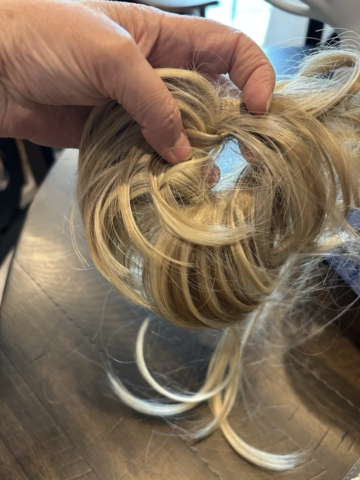 Poni moño desordenado rubio, peluca nueva en bolsa Foto 3 de 4