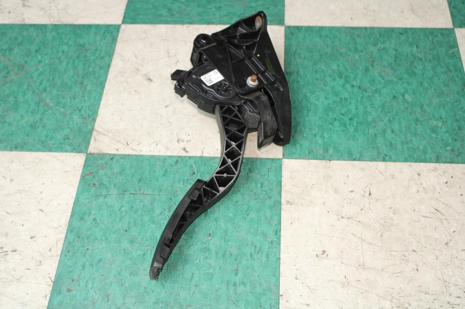 14-17 Ghibli 3.0L Electronic Gas Accelerator Throttle Pedal Assembly Factory OEM