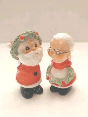 Vintage Napco Kissing Santa & Mrs. Claus Holding Gifts Spaghetti Trim Figurines