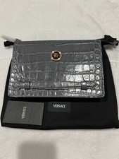 Nuovissima - Borsa pochette Versace grigia coccodrillo in rilievo, Coa inclusa.