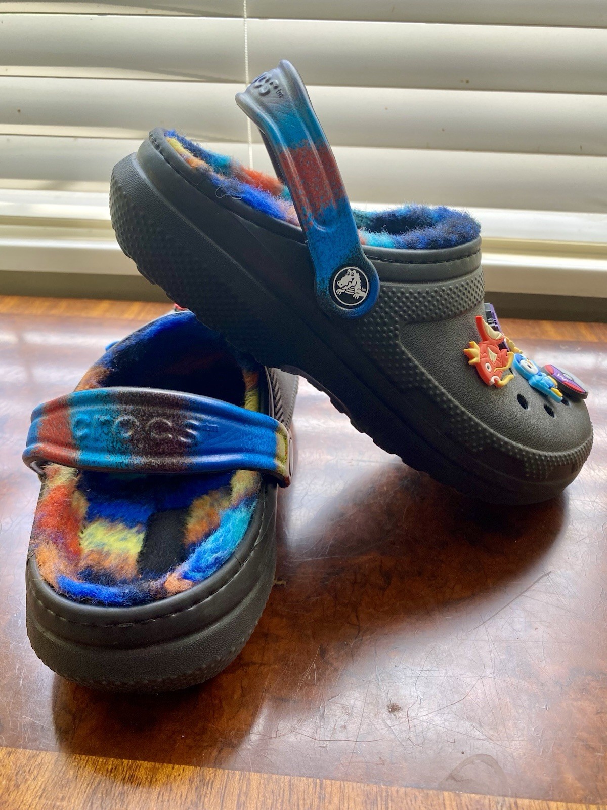 Crocs size Uk 4-5 unisex Lined Spray Dye Clog Black/Multi Colour w Jibbitz *RARE image 4