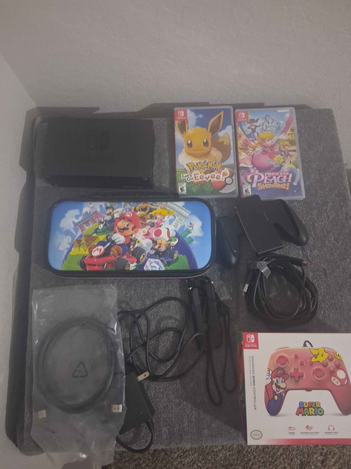 Nintendo Switch Bundle& Acessories Excellent condition 32gb Neon red and blue