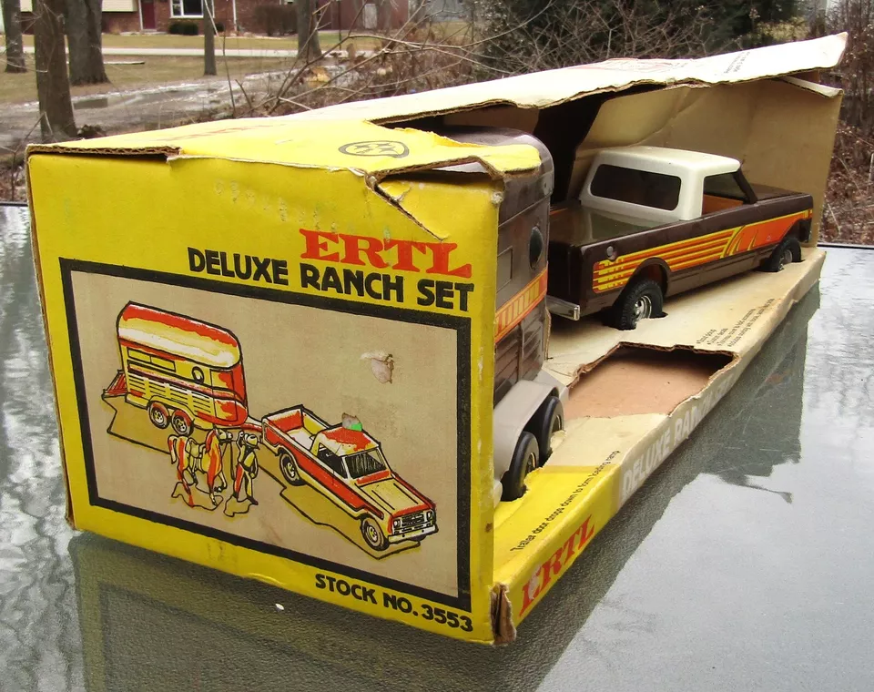 Vintage ERTL Deluxe Ranch Set #3553 International Harvester Scout With Trailer - Image 2 of 4