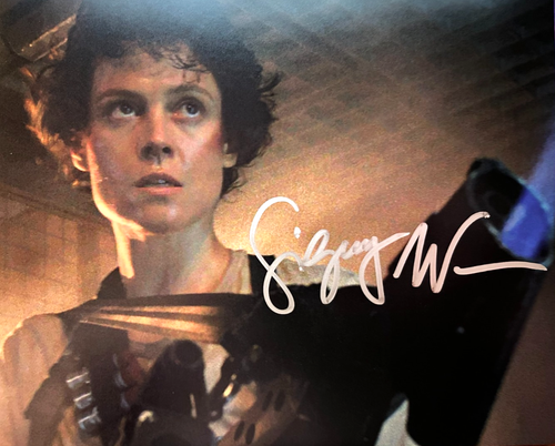 SIGOURNEY WEAVER Signed (ALIENS: Ripley) 8x10 inch Authentic Autograph w/COA - Picture 3 of 4