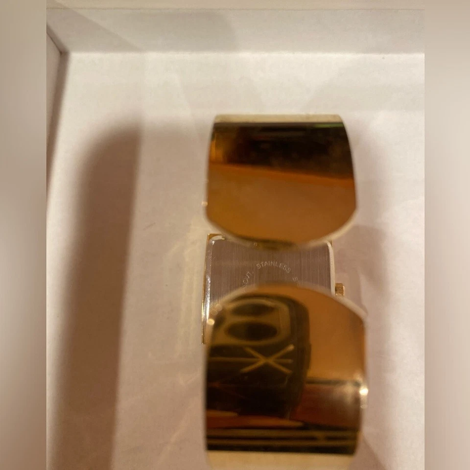 Reloj de pulsera Bongo para mujer, tono dorado Foto 4 de 4