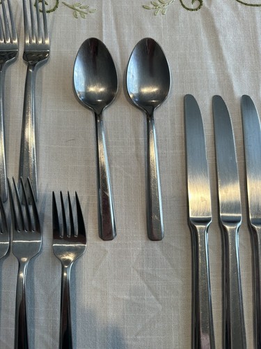 Oneida Edelstahl Besteck Set 21 Teile, 12 Gabeln, 6 Messer, 2 Löffel & Sm Gabel - Bild 3 von 13
