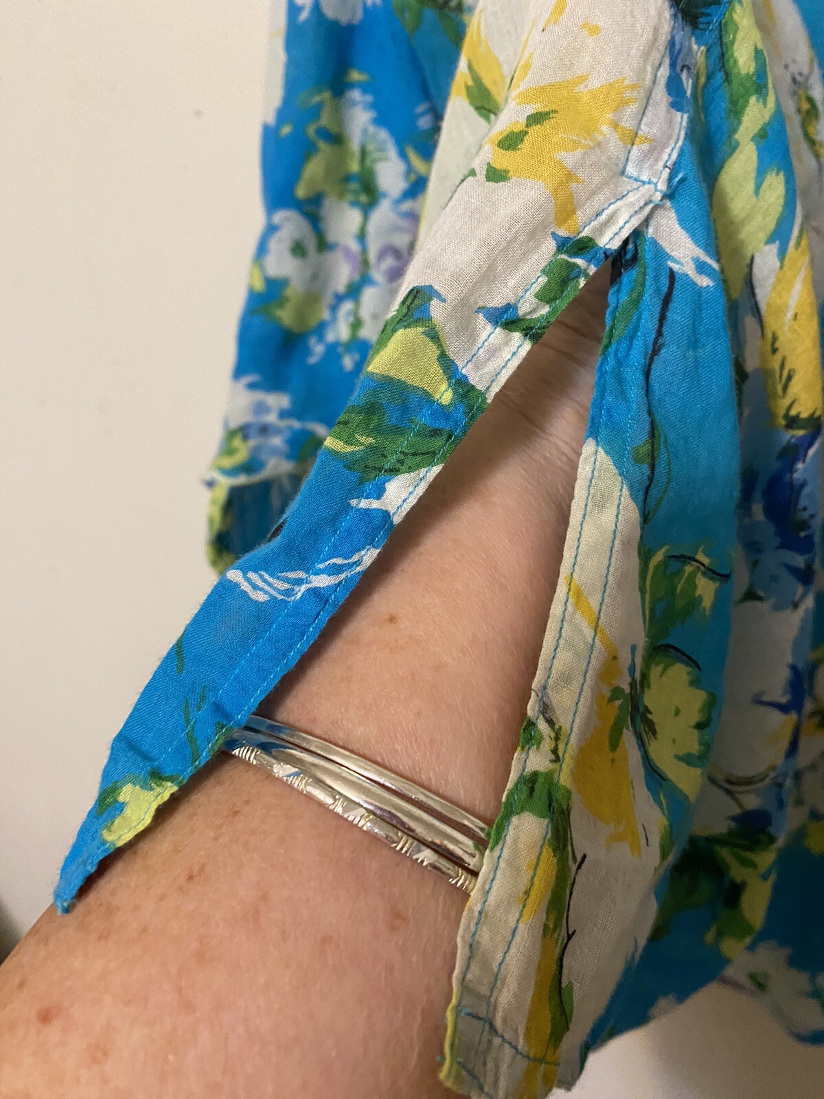 CAPISTRANO ESSENTIALS BUTTON UP FLORAL BLOUSE TUN… - image 15