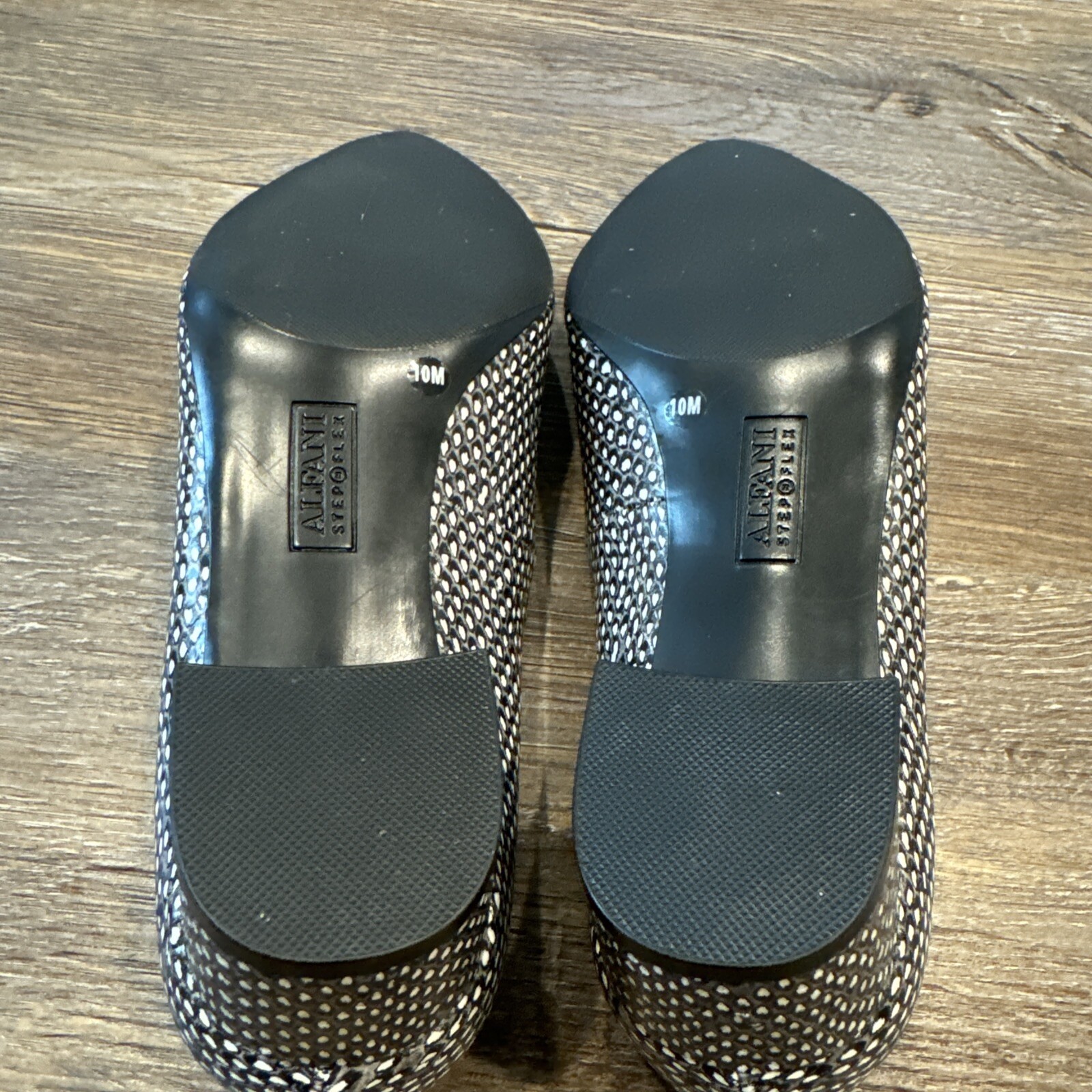 Alfani Step Flex  Bland And White Size 10 M