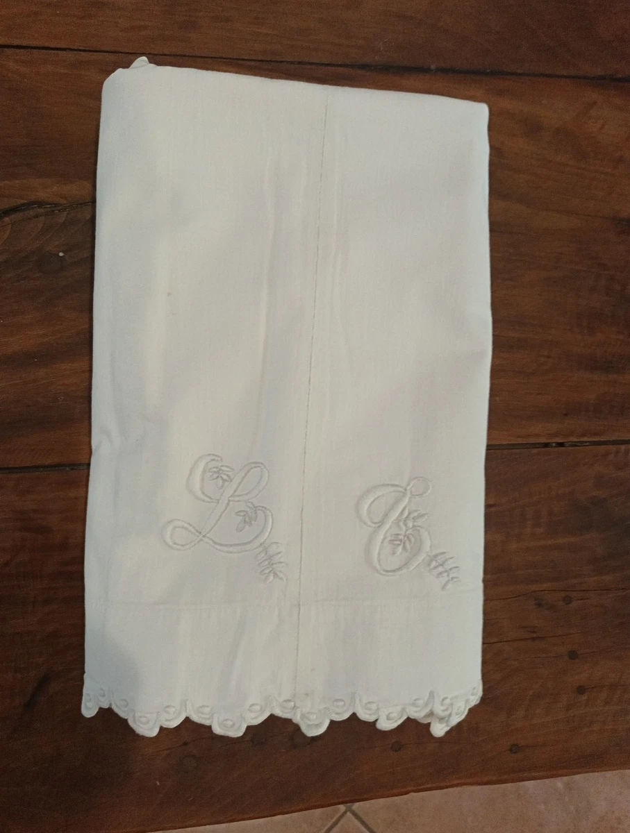 drap encien brodé et monogrammé A C drap coton ajouré