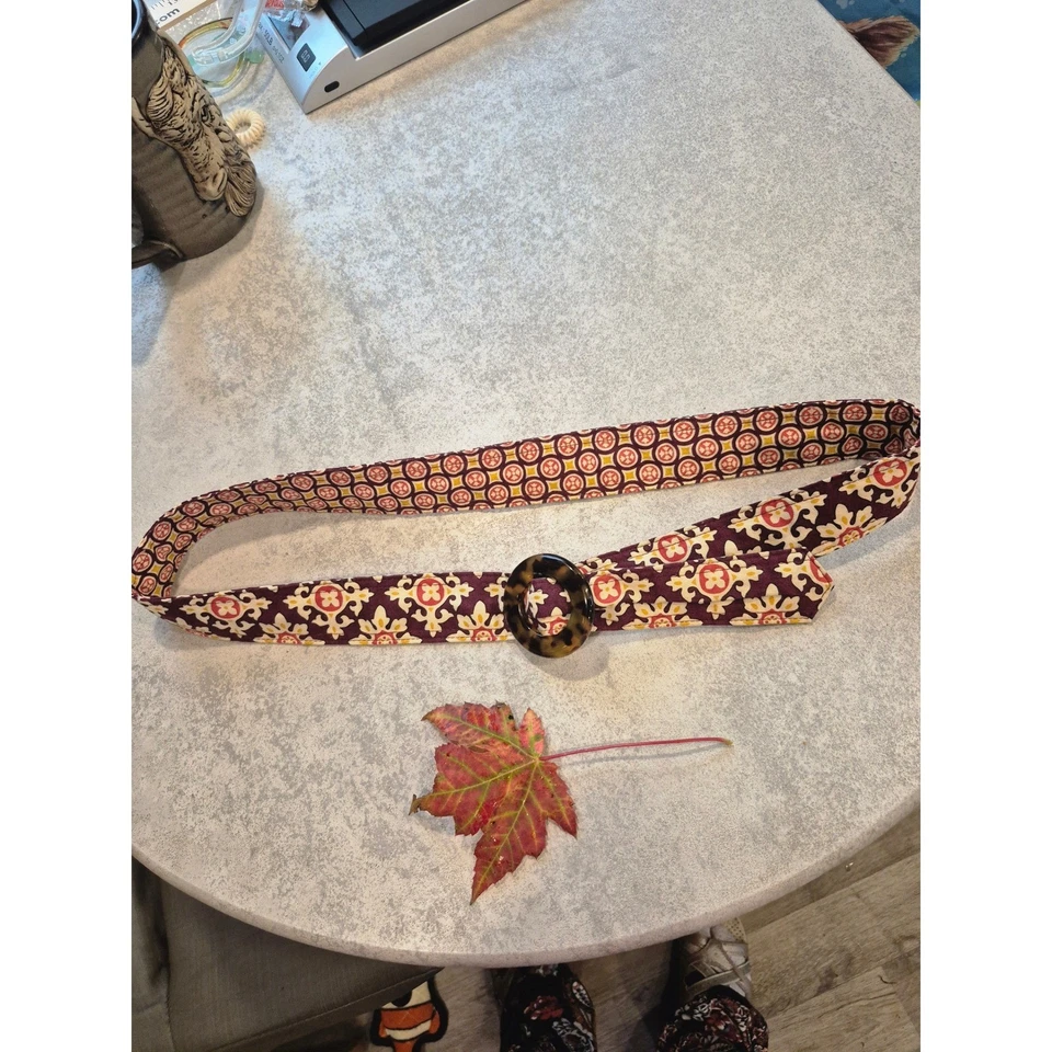 Cinturón de tela Vera Bradley con hebilla de anillo de tortuga granate círculo dorado Foto 4 de 4