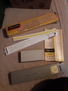Aristo Studio Rechenstab aus dem Jahr 1962. Komplett in OVP.