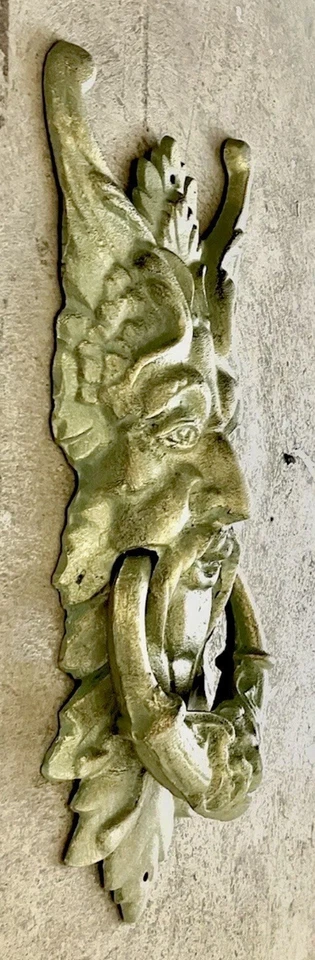 "Llama de puerta de hierro fundido cara de hombre gótico de 19"" de largo dorado-verde" Foto 2 de 2