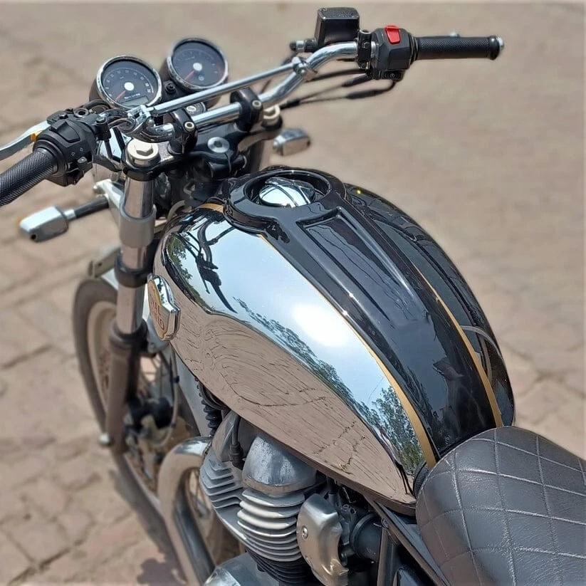 CORBATA TANQUE NEGRA, APTA PARA ROYAL ENFIELD INTERCEPTOR 650 Foto 3 de 4