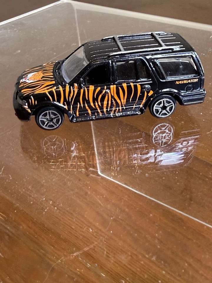 MotorMax (6044) Lincoln Navigator 1/64 Diecast Negro con Orange Tiger Tampo Foto 2 de 4