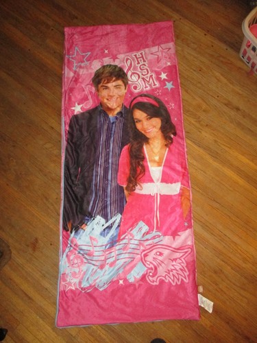 vtg HIGH SCHOOL MUSICAL SLEEPING BAG Kids Gabriella Troy Zac Efron Vanessa Hudge - Picture 1 of 4