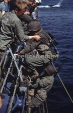 WW2 PICTURE PHOTO US D-DAY US TROOPS AT OMAHA BEACH 6932