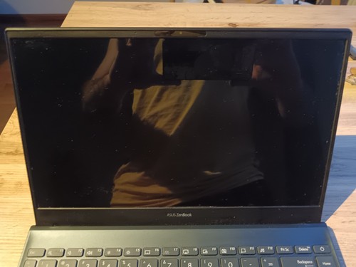 Asus zenbook 13, I7, Black, Like new, comes with mouse, cooler, cable - Afbeelding 2 van 5