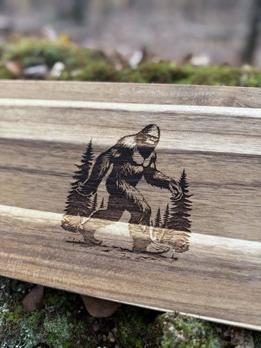 Graviertes Big Foot Sasquatch Szene Akazienholz Servierbrett - Bild 2 von 3