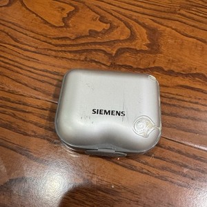 Siemens Hearing Aids  With case Pre-Owned Right & Left *Untested*