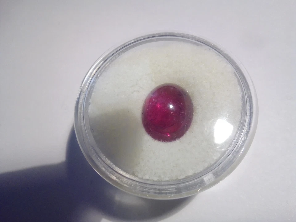 1 echter Rubellit oval cab ca. 4,46ct ca. 11,1x9,1 mm small natural inclusions - Bild 3 von 4