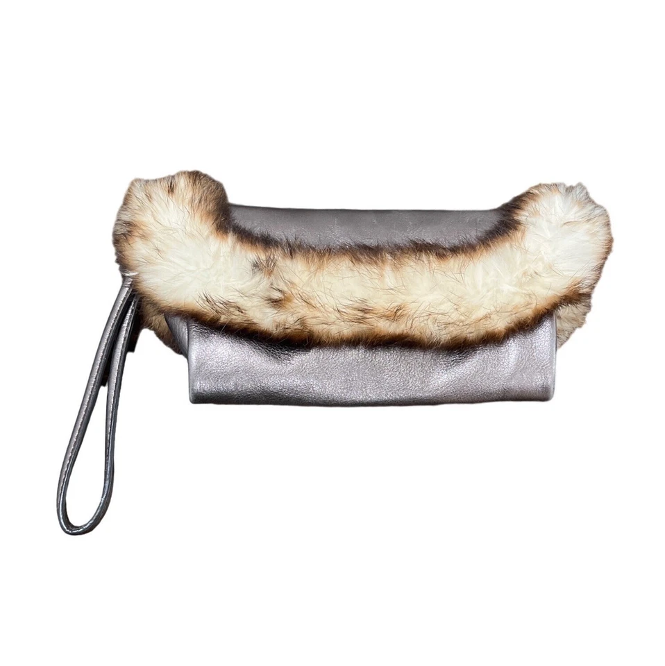 Muñequera Hype Bolsos Para Mujer Cuero Peltre Metálico Piel de Conejo Talla M Foto 2 de 4