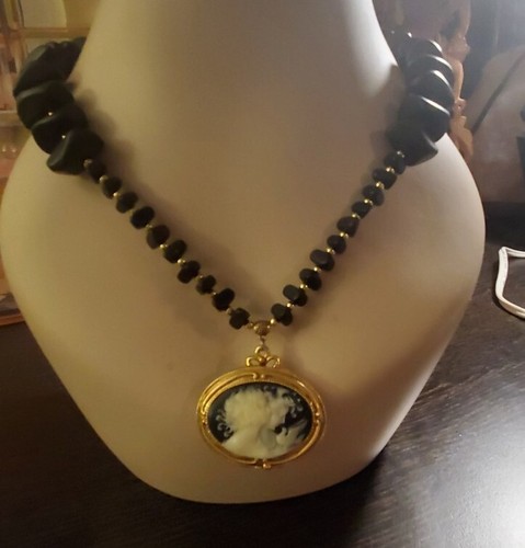 Cameo Necklace - Picture 2 of 8
