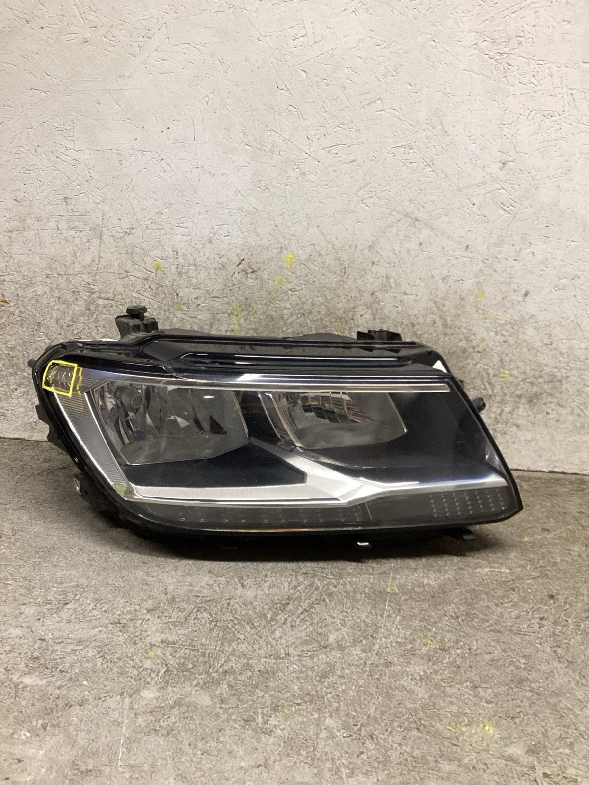 2018-2021 VOLKSWAGEN TIGUAN RIGHT RH PASSENGER SIDE HEADLIGHT OEM 5NL941006