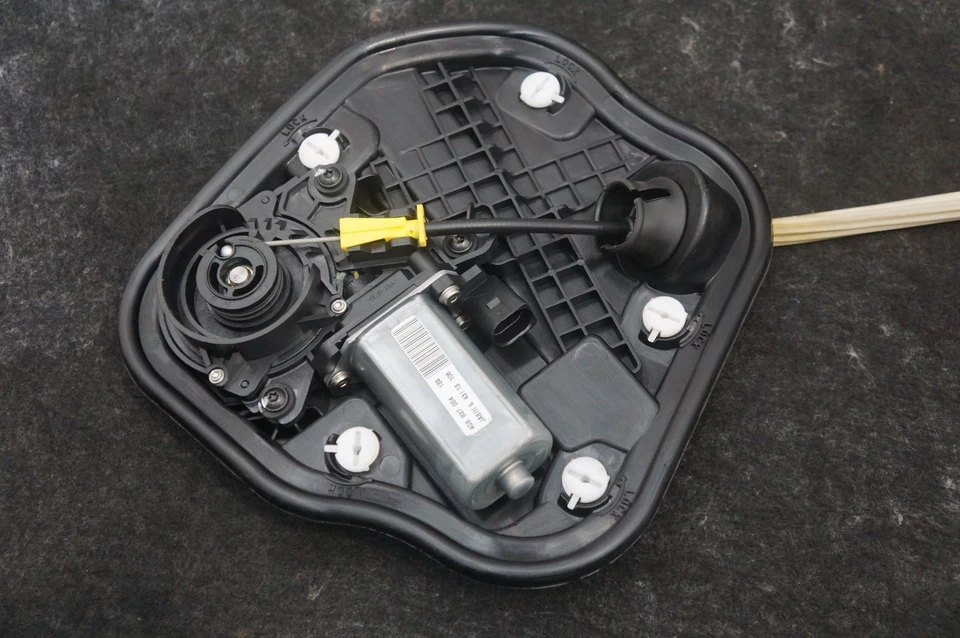 Manija del actuador de la cerradura del pestillo de la puerta delantera derecha negra OEM 4G1837016C Audi RS7 14-17 Foto 3 de 4
