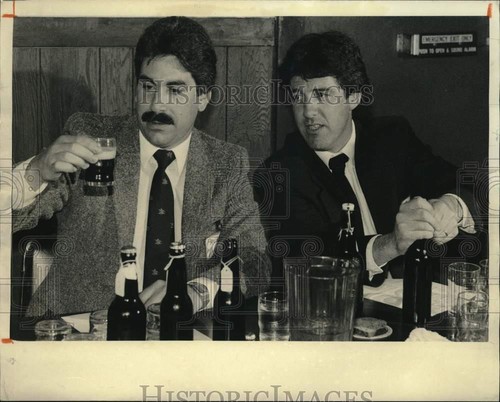 Pressefoto Bierrichter Paul Mancuso und Kollege bei der Verkostung - sya68373 - Bild 1 von 2