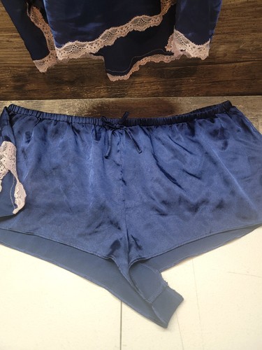Conjunto de pijama Victoria's Secret satinado azul marino y rosa cami camiseta sin mangas pantalones cortos talla grande - Imagen 4 de 7