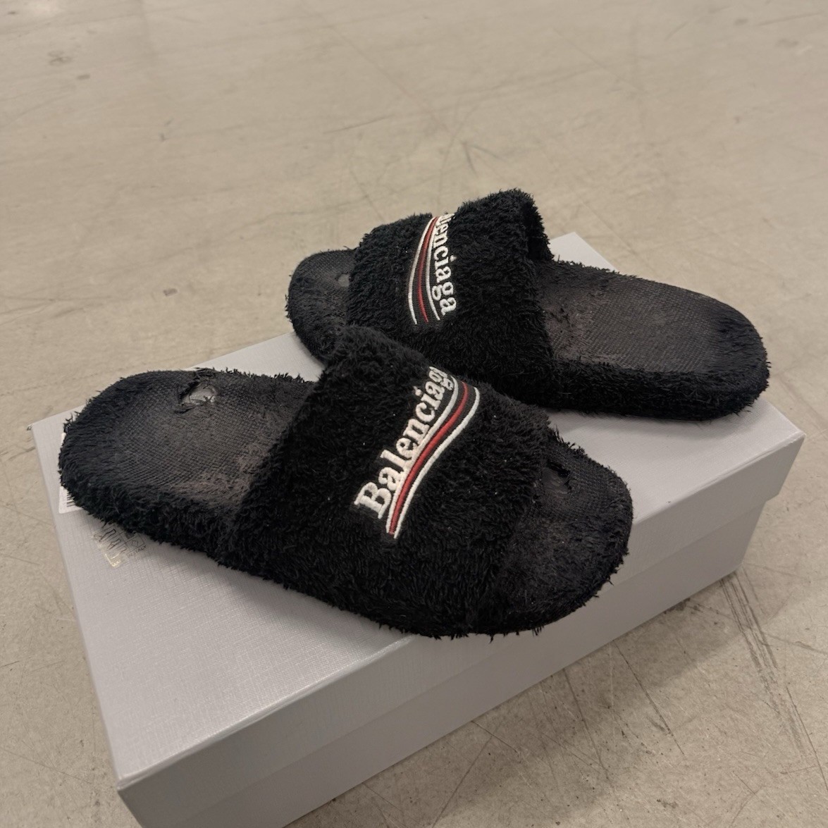 靴 Balenciaga furry slide 41 Balenciaga Furry Slide Men's Sandals Black/White/Red Logo Soft