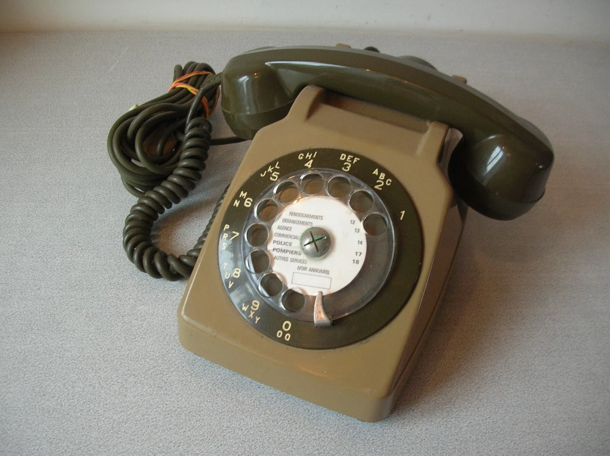 Ancien téléphone fixe à cadran SO.CO.TEL S63 couleur vert olive déco