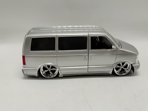 Jada Toys 1:24 Scale Silver 2001 Chevy Astro Van - Picture 3 of 10