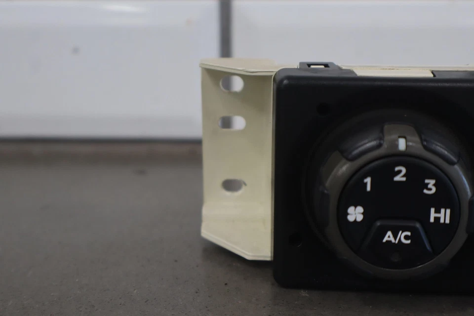 2004-2006 Pontiac GTO (2-Door) Manual Temperature Climate Control - Image 2 of 4