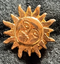 SUNSHINE WITH FACE GOLF TONE PIN BADGE UNKNOWN SOURCE