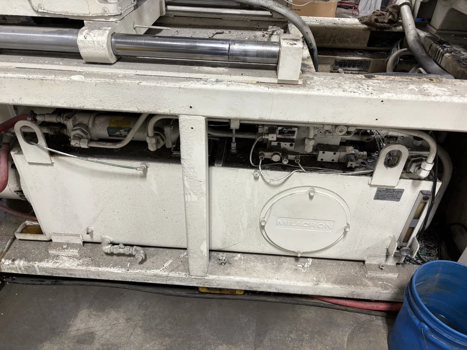 Máquina de moldeo por inyección Cincinnati Milacron 110T Foto 3 de 4