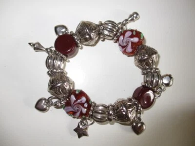 BRACELET FANTAISIE À BRELOQUES PERLES EN VERRE ET MÉTAL ARGENTÉ NEUF - Photo 1/4
